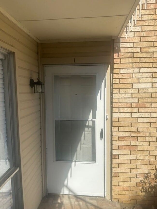 Building Photo - Ground floor Apartment near Camp Bowie on ...
