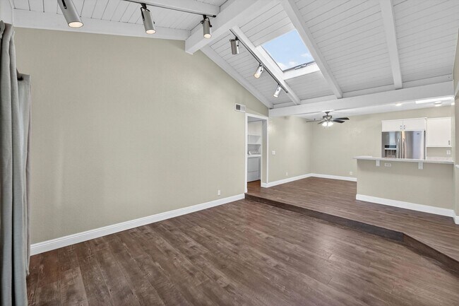 Foto del edificio - HUNTINGTON BEACH HOME - 1.5 Miles from the Beach