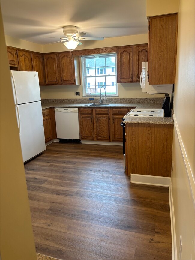 Kitchen & Dinette Area - 32 Chestnut Ct