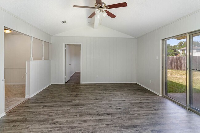 Foto del edificio - Single-Story Gem with Vaulted Ceilings and...