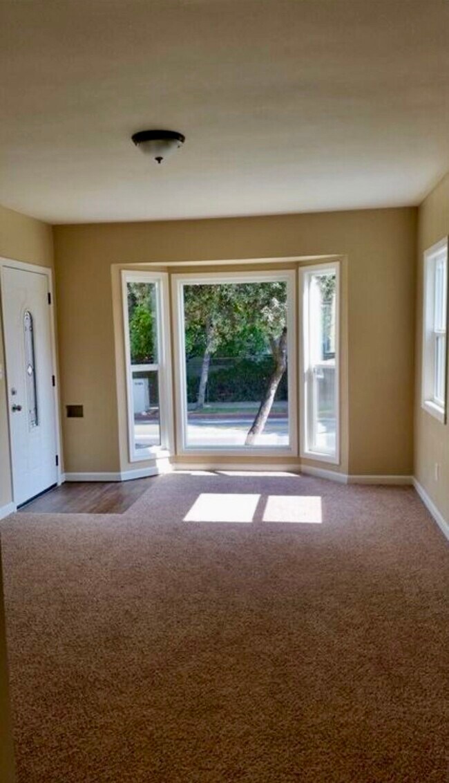 Foto del edificio - 915 N Los Robles Ave