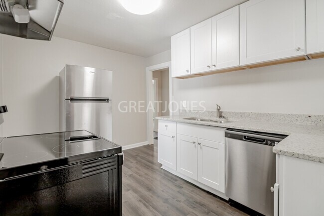 Foto del edificio - 4347 Forrest Rd