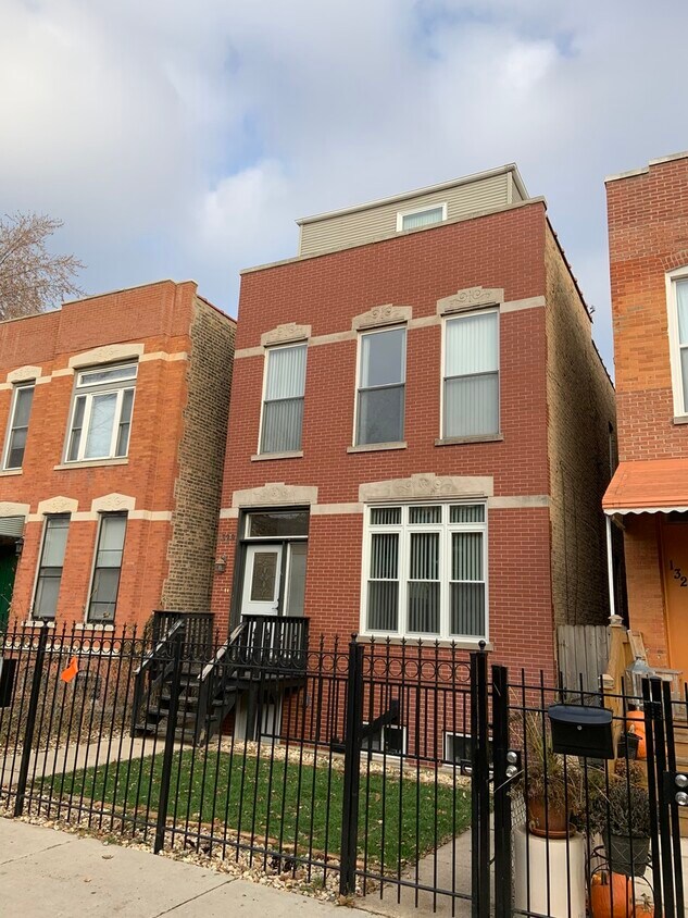 Foto principal - 1329 N Oakley Blvd
