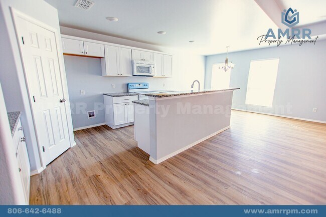 Foto del edificio - 4 Bedroom Available SOON!