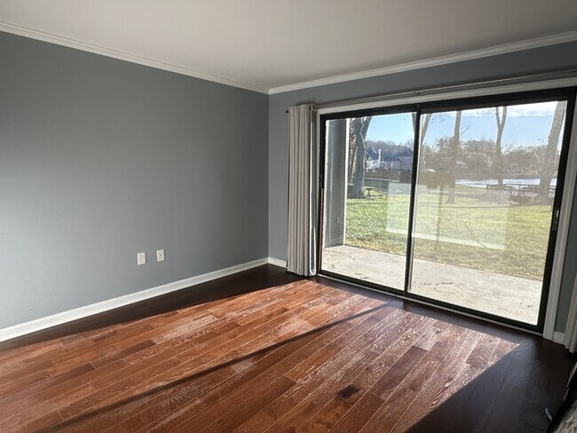 Foto del edificio - WATERFRONT: 2 BR 2 Bath Ground Level Condo