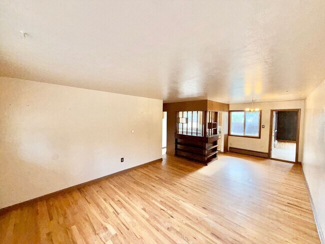 Building Photo - 225 Elmwood Dr