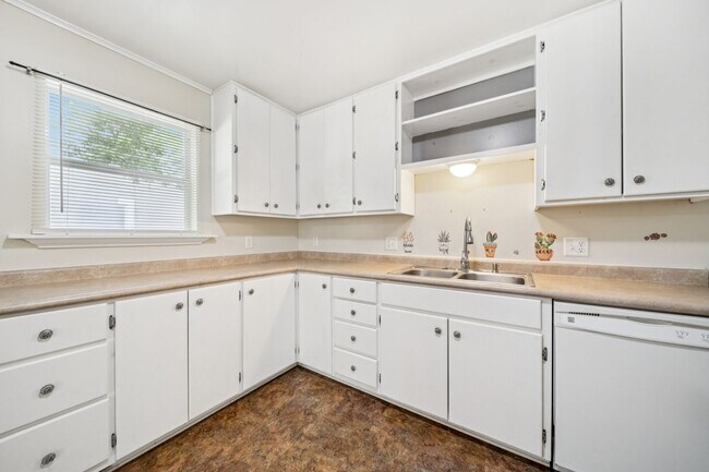 Building Photo - Cute Duplex Corner Lot Fenced Yard