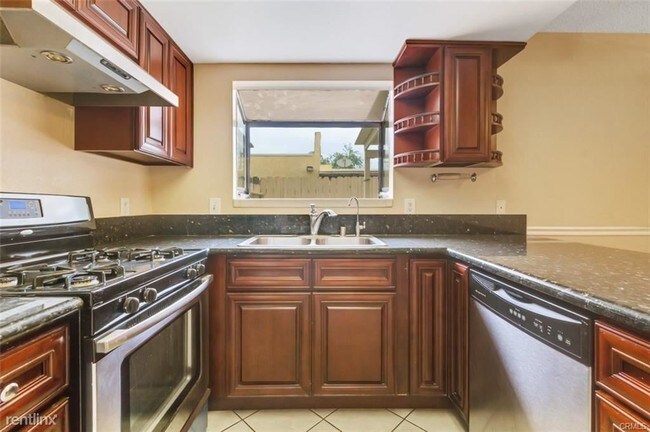 Building Photo - 4 br, 2.5 bath Condo - 500 E Saxon Ave Apt G