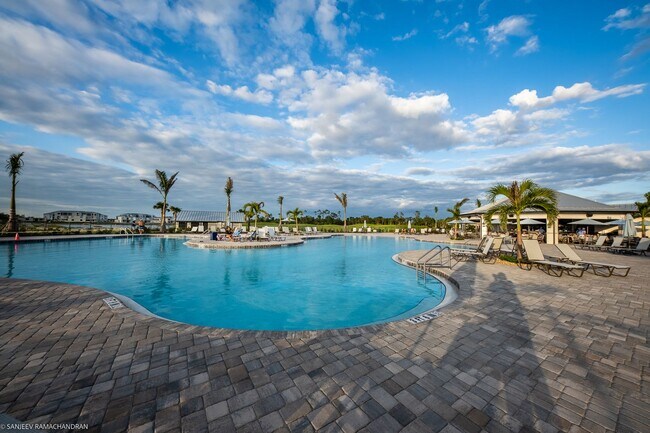 Foto del edificio - PRICE DROP!! ALMOST NEW! SPACIOUS, 4-BEDRO...