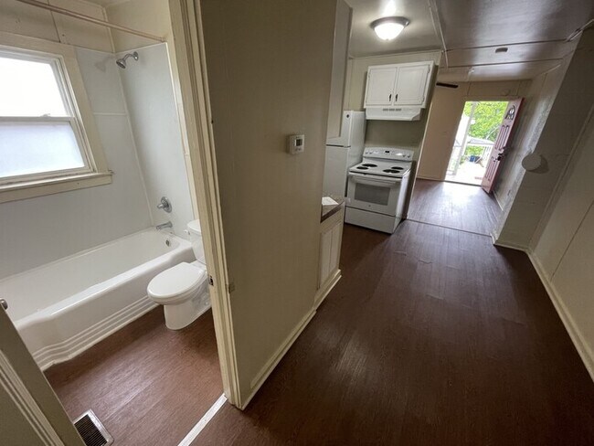 Building Photo - 1 Bedroom 1 Bathroom Available Now!