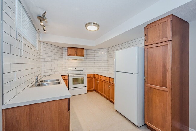 Building Photo - 986 Edinburgh Rd S