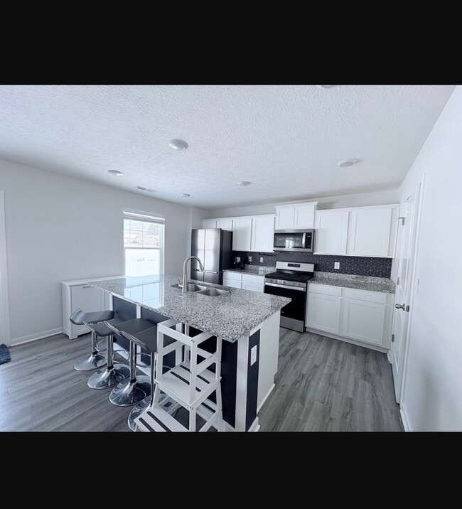 Foto del edificio - 382 Trinity Wy E