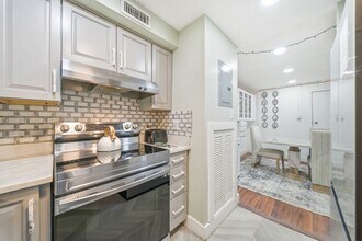 Building Photo - 502 Oak St