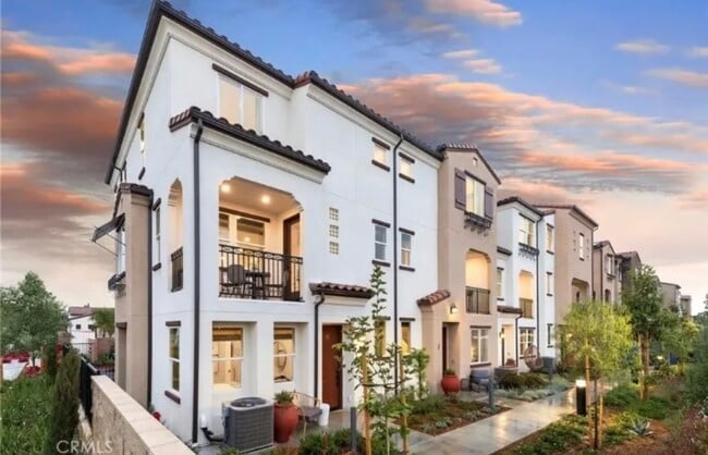 Building Photo - 2317 W Broadway