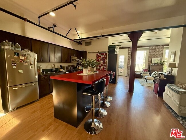 Foto del edificio - 253 S Broadway