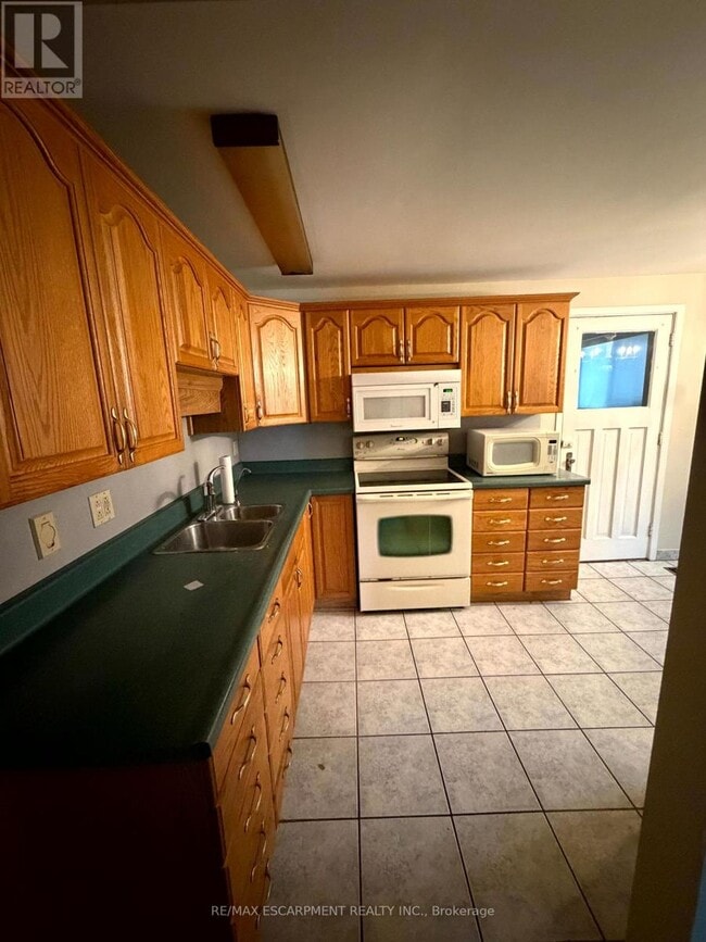 Building Photo - 92 Gary Ave