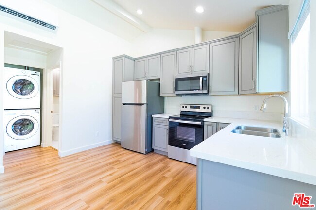 Foto del edificio - 8326 Beckford Ave