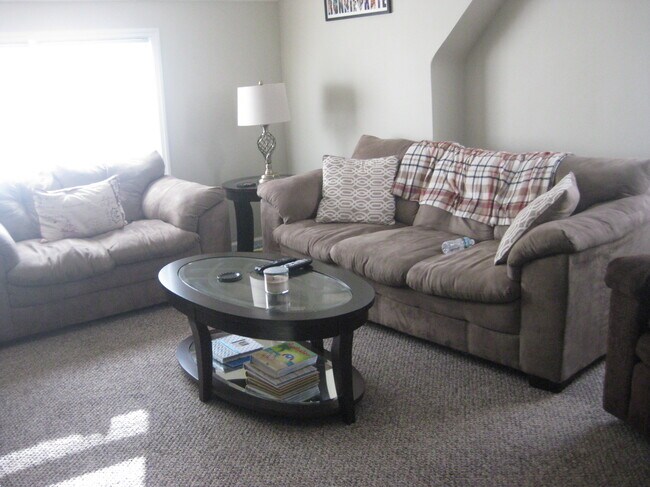 Living Room - 192 Colonial Ave