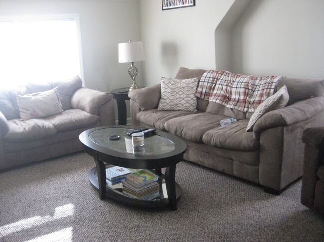Living Room - 192 Colonial Ave