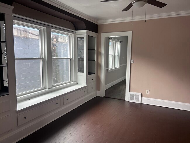 Foto del edificio - 9501 Rosewood Ave