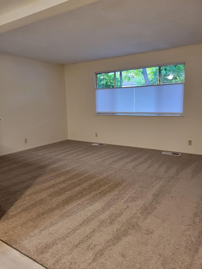 Foto del edificio - Great 2 bedroom 1.5 bath Townhome