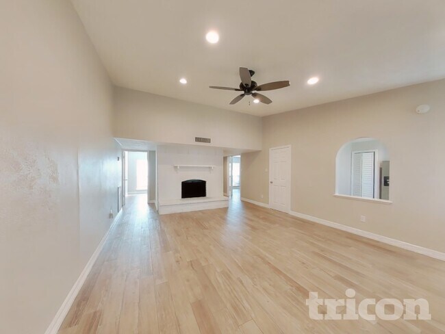 Foto del edificio - 6127 Larchbrook Dr