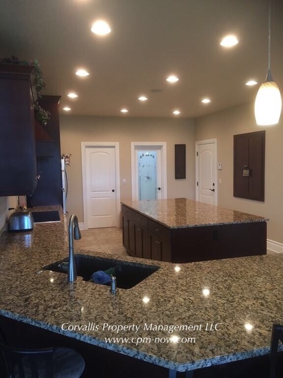 Foto del edificio - 4742 NW Stone Ridge Ave