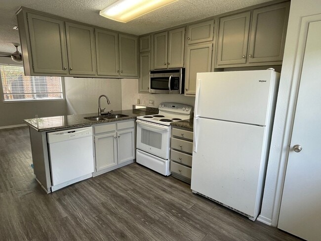 Building Photo - 2 BEDROOM @ UNT