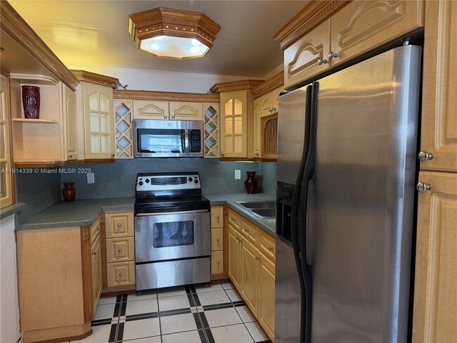 Building Photo - 1325 W 68th St