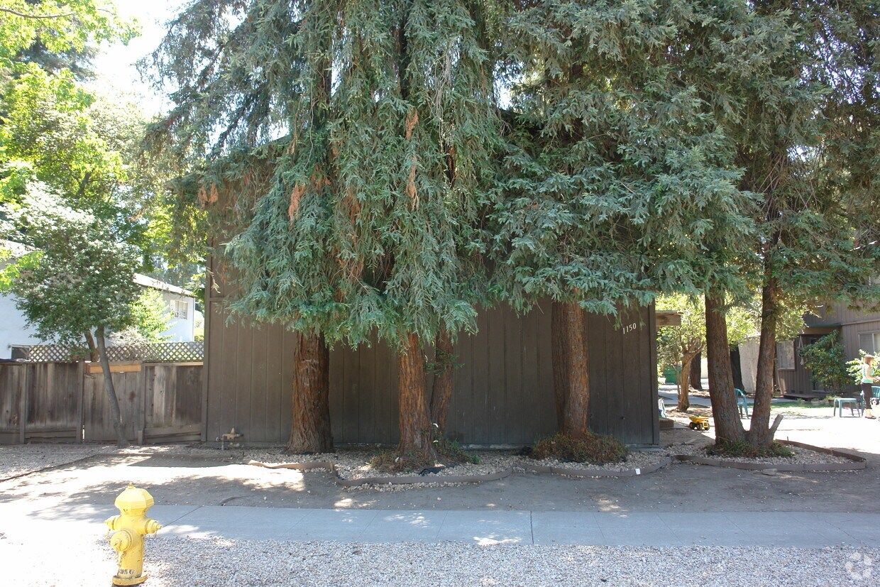 Building Photo - 1150 Mesa Dr