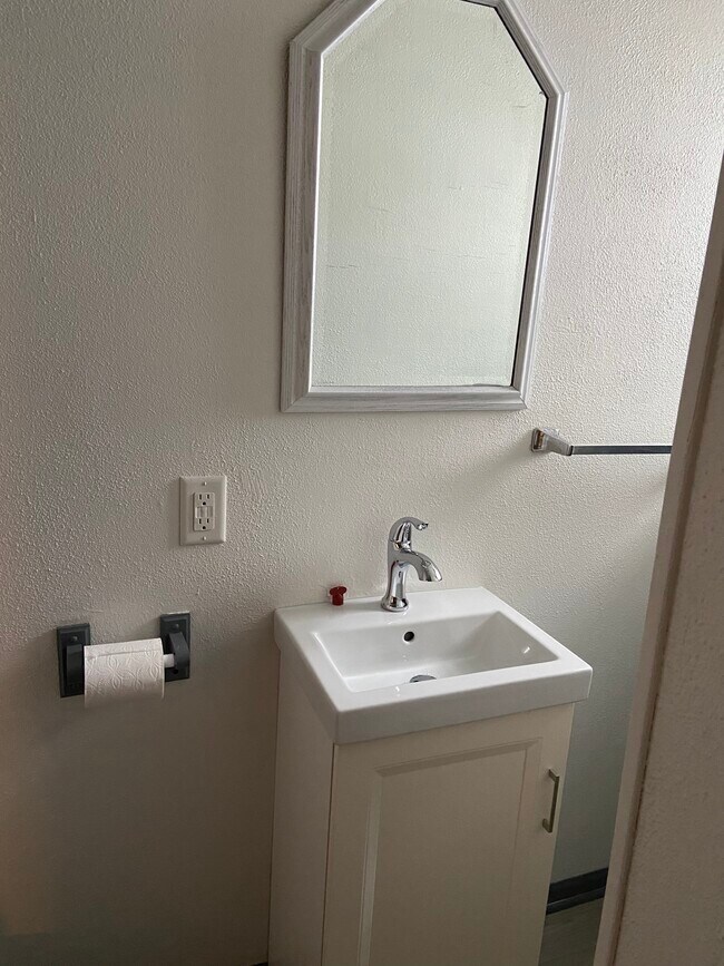 Baño - 1003 N Division St