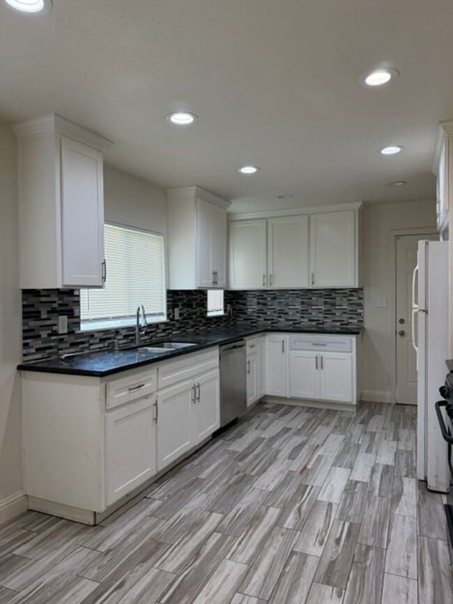 Desirable 3-bedroom 1 bath House - Desirable 3-bedroom 1 bath House