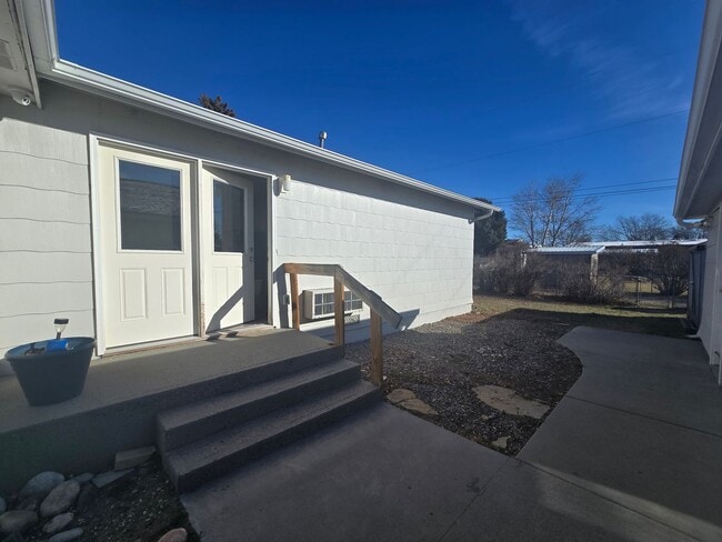 Building Photo - 512 1/2-417 1/2 16th St W