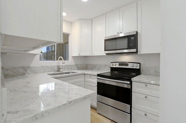 Kitchen with Shaker Cabinets, Granite, and New Appliances - 1305 Sylvan Meadows Dr
