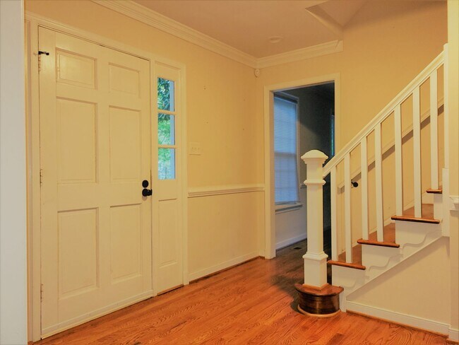 Foto del edificio - Huge 5 bedroom upgraded Colonial with larg...