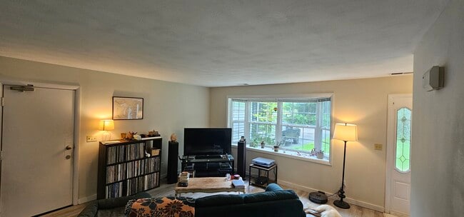 Building Photo - 13 Cardinal Dr