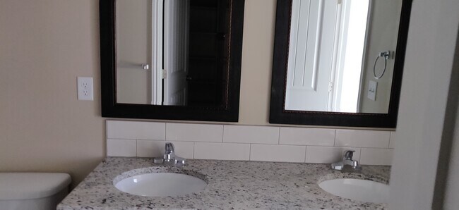 Baño principal - 2439 E Quivira St