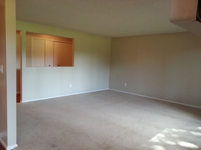 Building Photo - 3817 Meadowlawn Loop SE