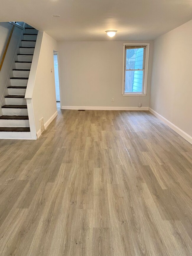 Building Photo - Recently Renovated 2-Bedroom Townhouse in ...