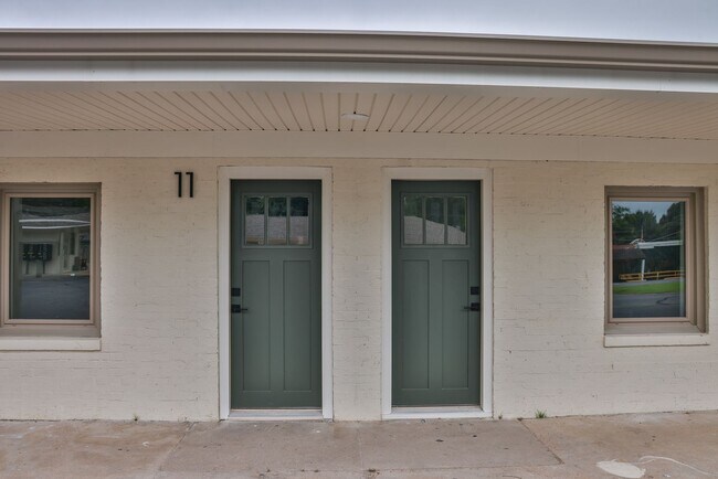 Foto del edificio - Modern Remodel with Designer Finishes | All Utilities Included