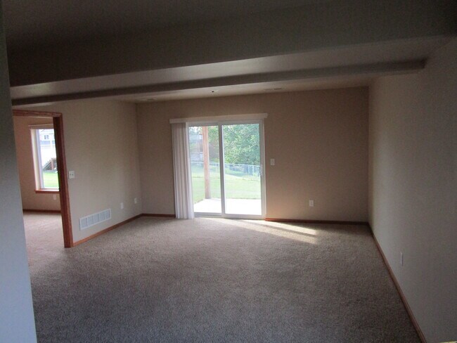 Building Photo - 1482 Palisades Dr
