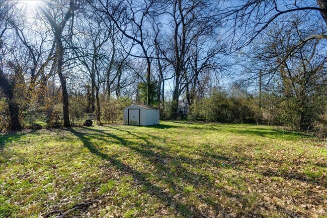 Building Photo - 2004 Wilson St