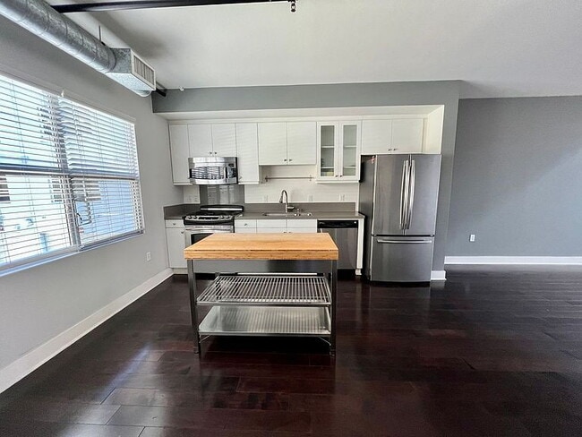 Building Photo - "Charming 1-Bed Sanctuary in Santa Ana with Spacious Interiors & Elegant Granite Touches!"