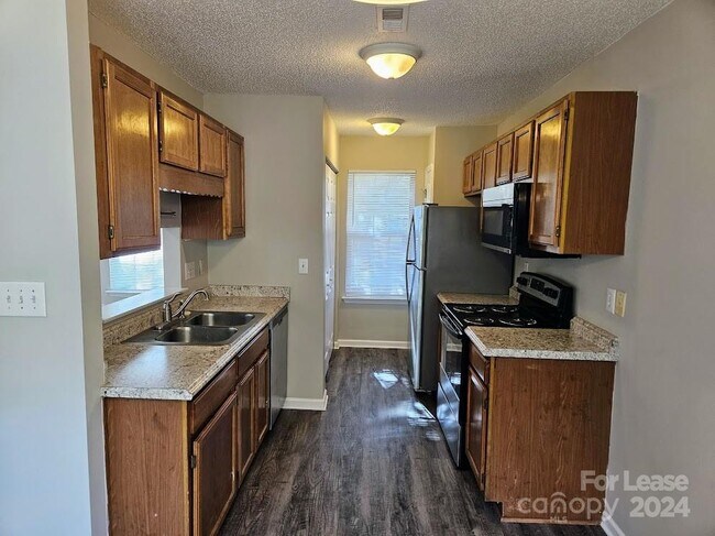 Foto del edificio - 5118 June Furr Rd