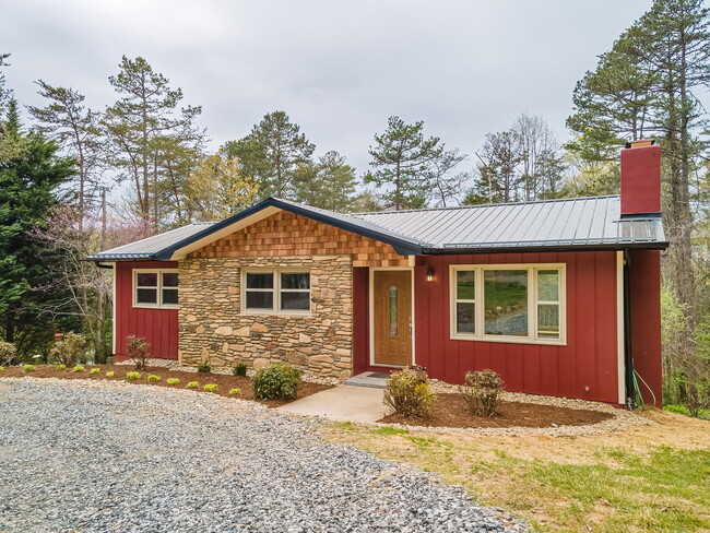 Building Photo - 15 Pine Ridge Dr