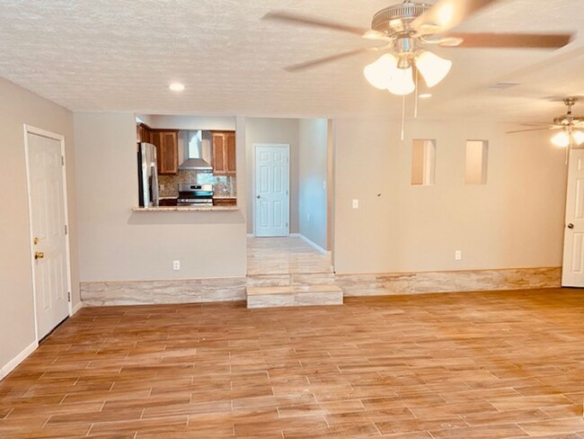 Building Photo - REMODELED 3 BEDROOM 2.5 BATH HOME CLOSE TO...