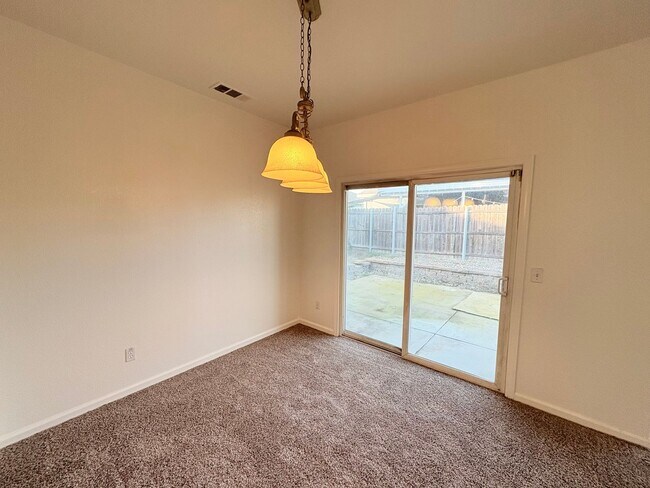 Foto del edificio - Single-Story 3-Bed Home with Private Beautiful Yard in Quiet Neighborhood