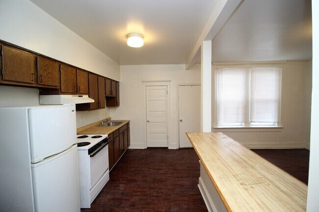 Foto del edificio - 2445 N Calvert St