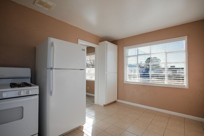 Foto del edificio - Cute 3 bedroom, 1 Bath Home on a large corner lot