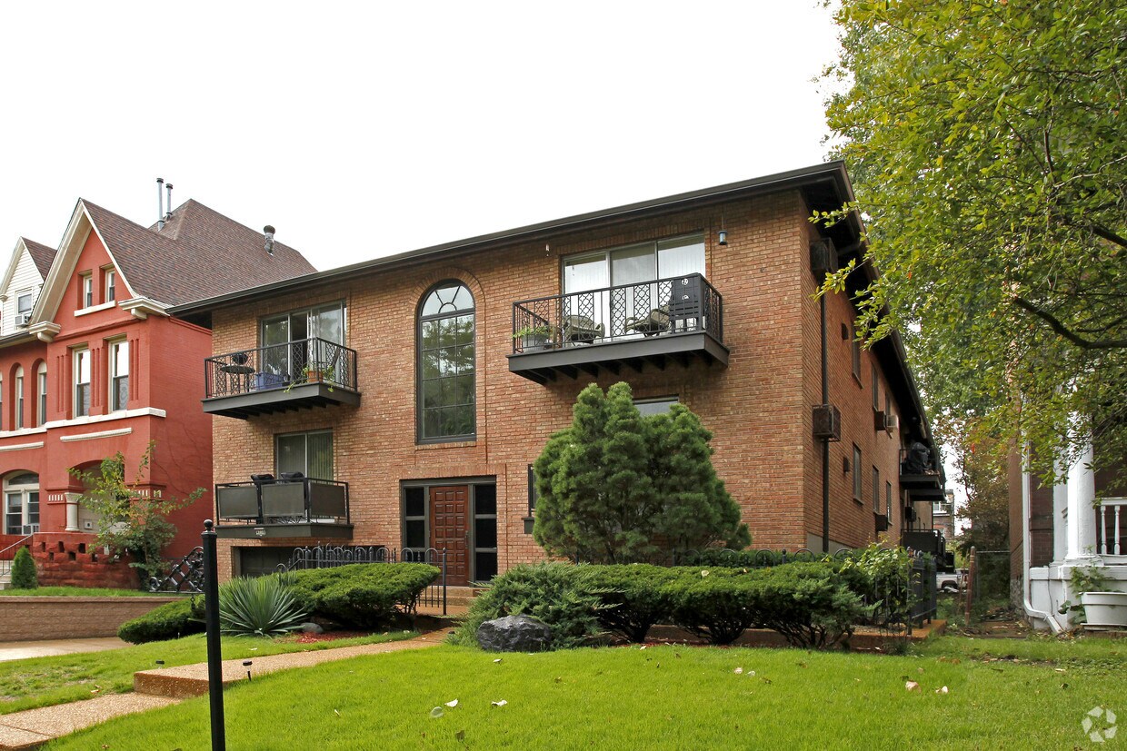 Building Photo - 4236 W Pine Blvd